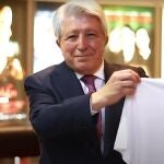 Enrique Cerezo con una camiseta con el lema 'Yo reconstruyo la Paloma'