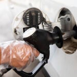 Una persona llena su depósito en una gasolinera de Madrid
