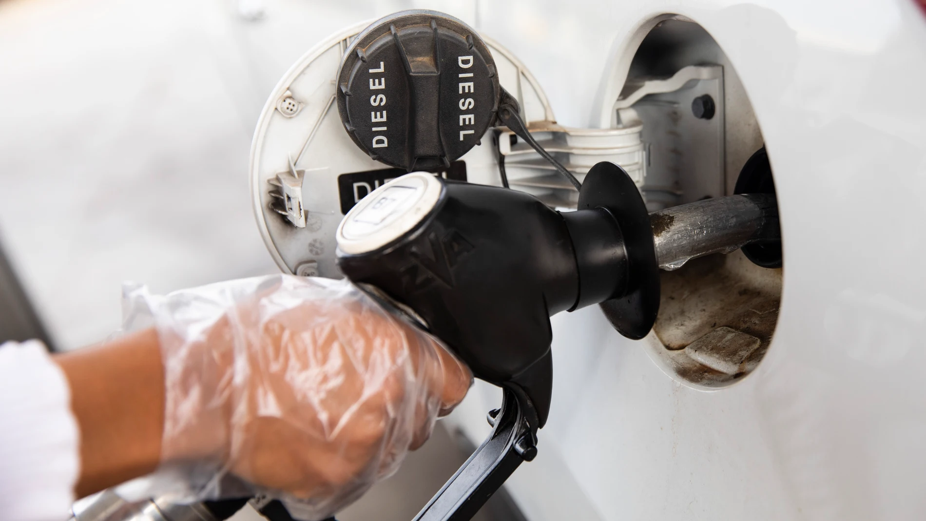 Una persona llena su depósito en una gasolinera de Madrid