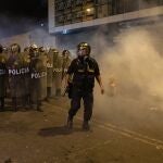 Agentes de la Policía antidisturbios durante las protestas contra Dina Boluarte en Perú