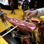 Un cortador de jamón en Madrid Fusión. EFE/ Javier Lizón