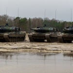 Imagen de archivo de varios carros de combate Leopard. Philipp Schulze/dpa