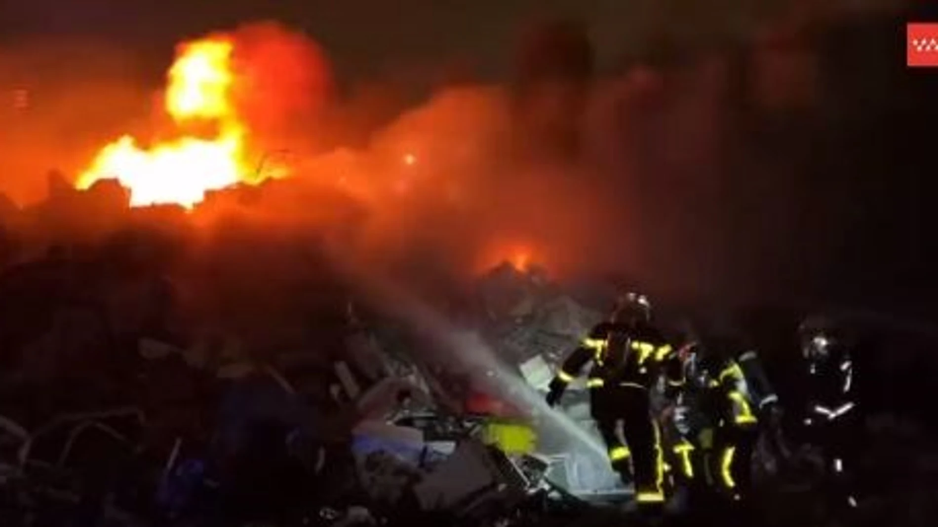 Bomberos extinguen un incendio originado en una chatarrería en Leganés