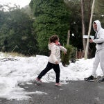Un padre juega con su hija en la nieve en la Serra de Tramuntana, en Mallorca, Islas Baleares (España).