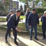 El presidente del Gobierno, Pedro Sánchez, juega a la petanca con un grupo de jubilados en un parque de Coslada (Madrid)