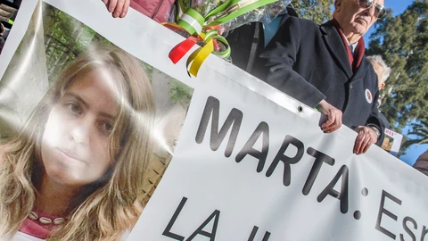 El abuelo de Marta del Castillo, José Antonio Casanueva, sujeta junto a otros familiares y amigos una pancarta con la fotografía de la joven sevillana asesinada
