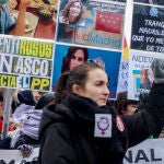 Varias personas protestan en las proximidades de la Facultad de Ciencias de la Información