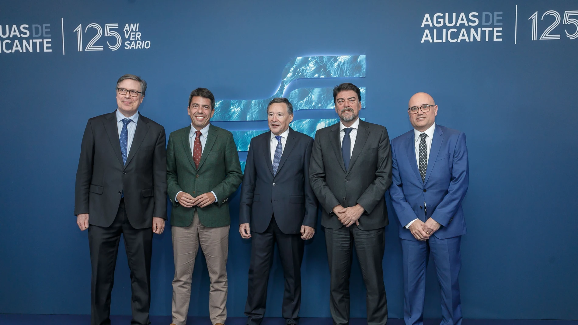 Presentación de la nueva imagen corporativa de Aguas de Alicante. De izq a der: Javier Díez, director general de Aguas de Alicante; Carlos Mazón, presidente de la Diputación Provincial de Alicante; Angel Simón, presidente de AGBAR; Luis Barcala, alcalde de Alicante; y Manuel Cermerón, CEO de VEOLIA