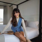 Rocío Osorno con total look denim de Mango.