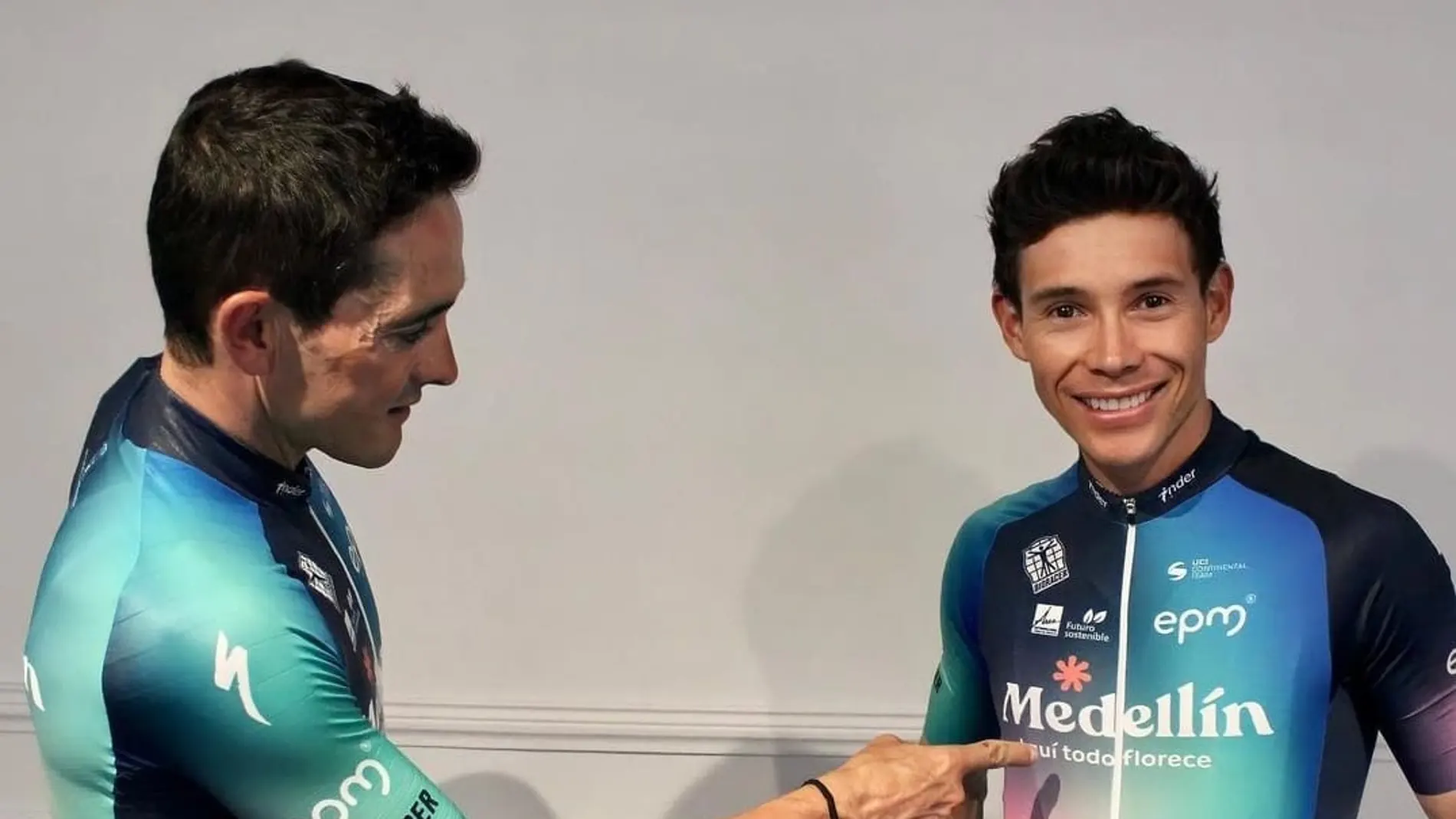 Supermán López, junto a Óscar Sevilla, en su presentación como corredor del Team Medellín