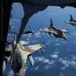 Un avión KC-10 Extender de la Fuerza Aérea de EEUU en tareas de reabastecimiento aéreo con un avión F-16 Barak de las Fuerzas de Defensa de Israel, en una imagen de archivo