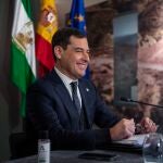 El presidente de la Junta de Andalucía, Juanma Moreno, momentos antes de comenzar este martes la reunión semanal con su Ejecutivo en el Museo Íbero de Jaén