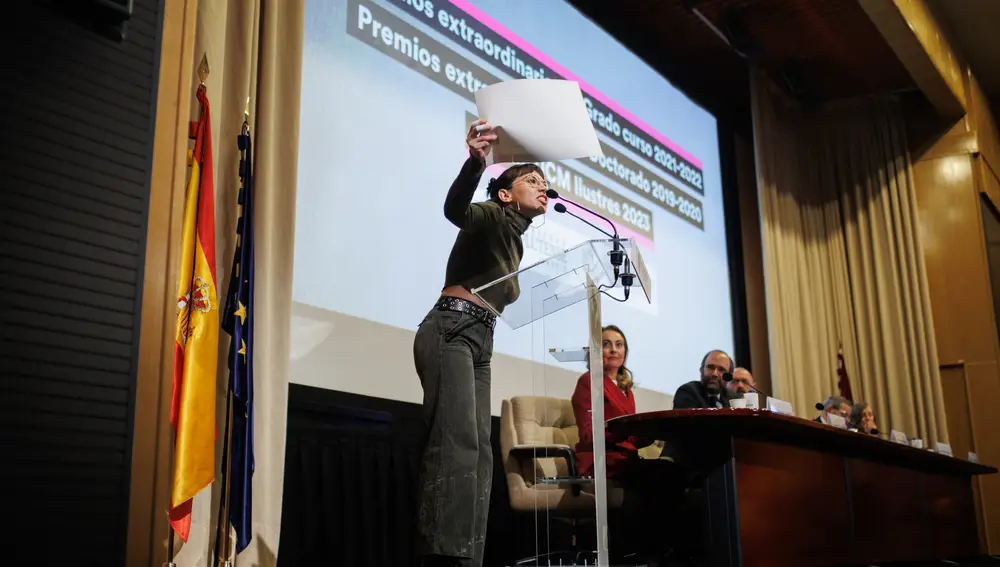 La alumna Elisa Lozano critica el reconocimiento a Ayuso