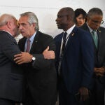 El presidente de Brasil, Luiz Inácio Lula da Silva, abraza a su similar argentino Alberto Fernández, durante la jornada inaugural de la VII Cumbre de la Celac en Buenos Aires
