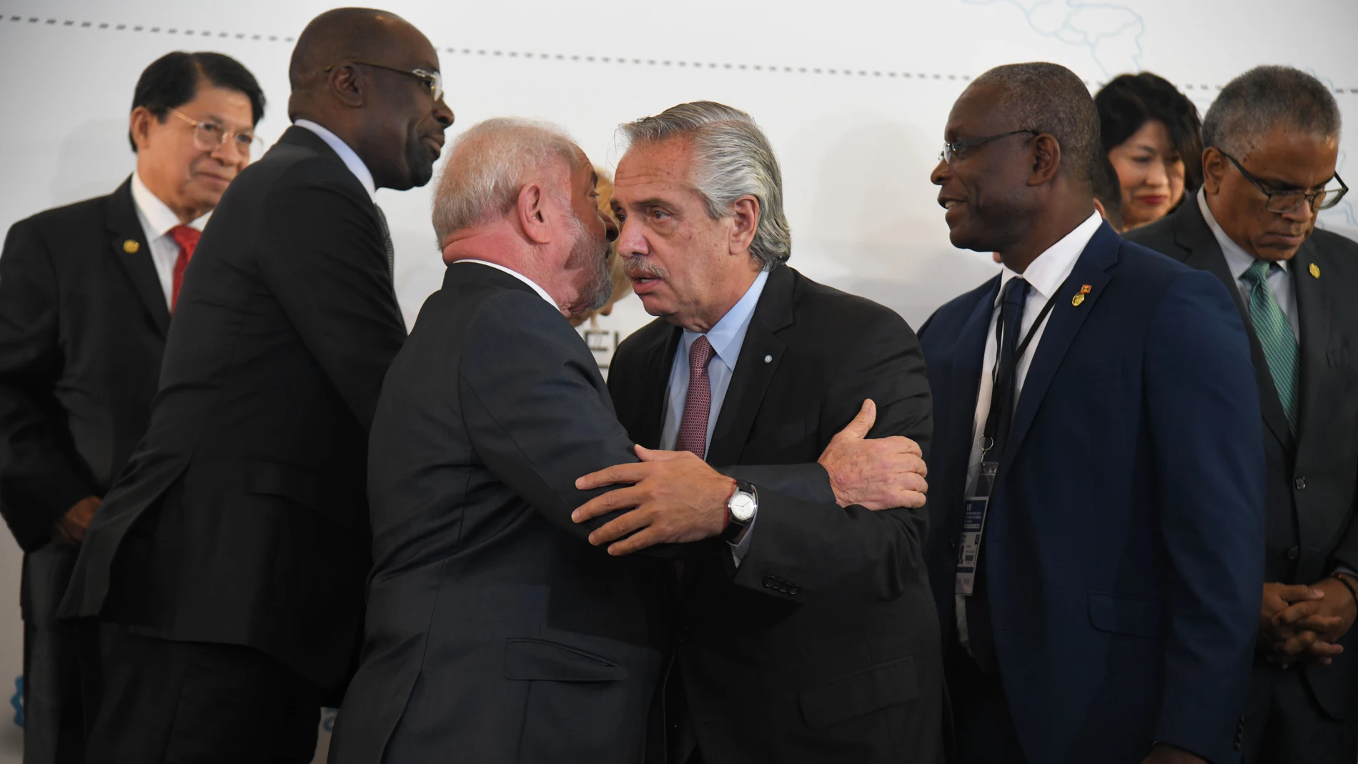 El presidente de Brasil, Luiz Inácio Lula da Silva, abraza a su similar argentino Alberto Fernández, durante la jornada inaugural de la VII Cumbre de la Celac en Buenos Aires