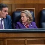 El presidente del Gobierno, Pedro Sánchez, y la vicepresidenta primera y ministra de Asuntos Económicos y Transformación Digital, Nadia Calviño