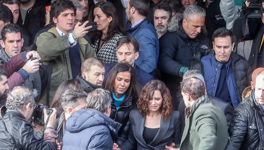La presidenta de la Comunidad de Madrid tuvo que abandonar la Facultad escoltada