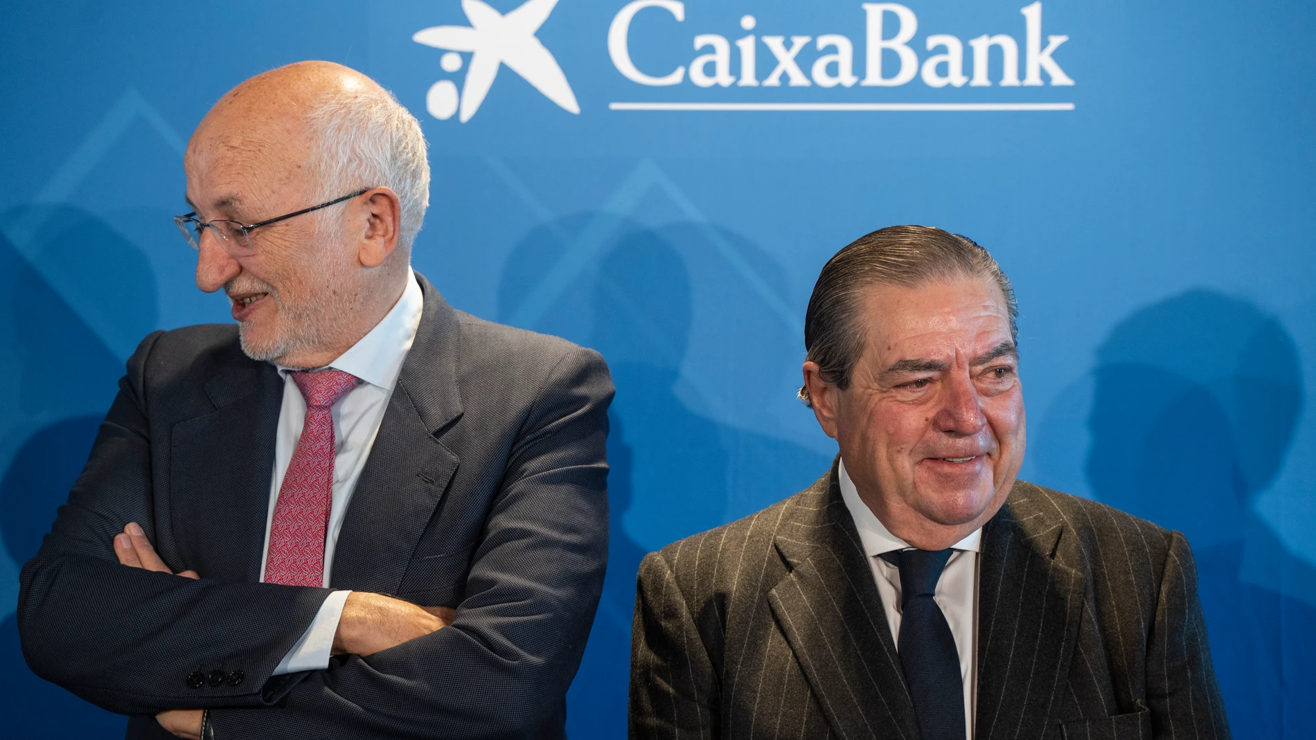 El presidente de Mercadona, Juan Roig (i) y el presidente de la Asociación Valenciana de Empresarios, Vicente Boluda (d), posan a su llegada a un desayuno informativo de Fórum Europa