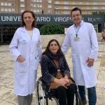 María Becerra, de la Unidad de Lesionados Medulares, y Lucas Cerrillos, de la sección de Obstetricia de la Unidad de Medicina Maternofetal del Hospital de la Mujer, con una de las mujeres que ha sido madre en este hospital sevillano. JUNTA DE ANDALUCIA