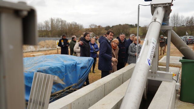 El consejero de Medio Ambiente, Vivienda y Ordenación del Territorio, Juan Carlos Suárez-Quiñones, visita la estación depuradora de aguas residuales de Villamor de los Escuderos (Zamora)