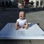 Escultura hiperrealista de un bebé situada en la plaza del Reina Sofía en el marco de la iniciativa 'Quien no llora, no mama'