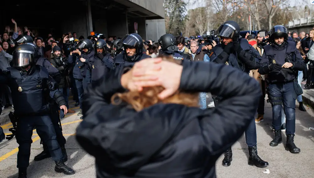 Varios agentes de la Unidad de Intervención Policial de la Policía Nacional en la salida de la presidenta de la Comunidad de Madrid de la Facultad de Ciencias de la Información