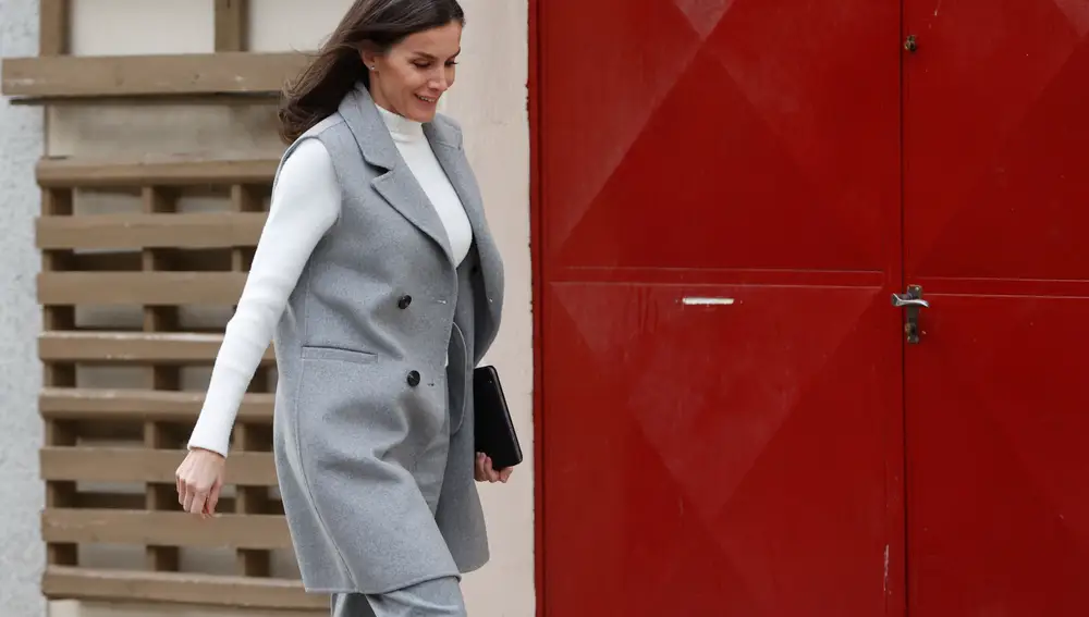 La Reina Letizia a su llegada a la reunión de trabajo de la Asociación Española Contra el Cáncer (AECC).
