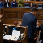 El presidente del Gobierno, Pedro Sánchez, y el portavoz del PSOE, Patxi López, en el Congreso de los Diputados