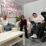 Roberto, Teresa y Begoña durante una de sus entrevistas