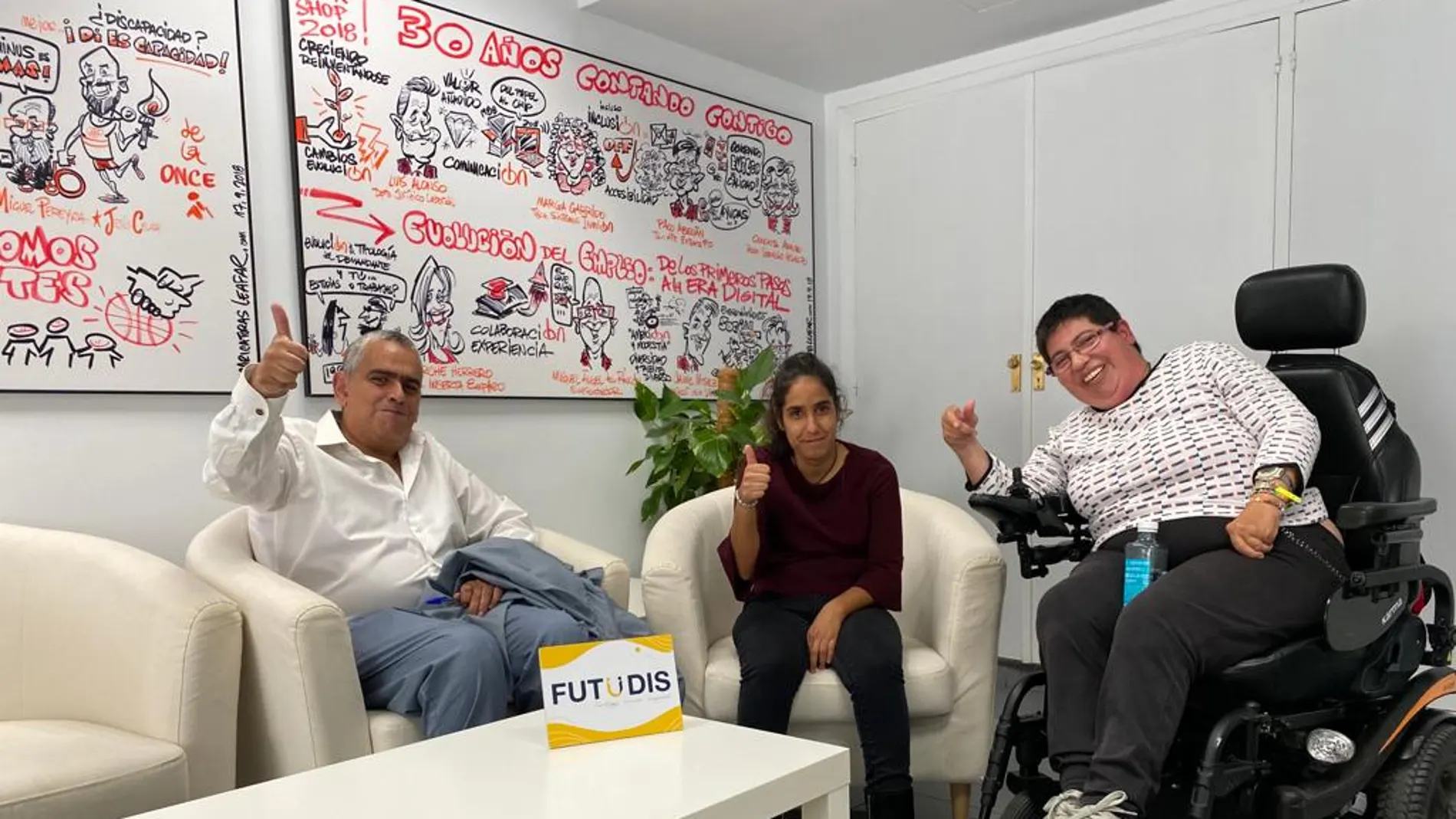 Roberto, Teresa y Begoña durante una de sus entrevistas