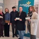 El creador Alfonso Aramburu y la responsable de los Centros Culturales de la Fundación Caja Rural del Sur, María Luisa García-Palacios Álvarez, junto a los representantes de las entidades sociales
