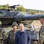 El canciller Olaf Scholz ante un tanque alemán Leopard