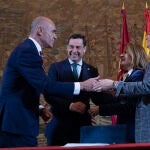 El alcalde de Sevilla, Antonio Muñoz; el presidente de la Junta de Andalucía, Juanma Moreno; la ministra de Transportes, Raquel Sánchez; y la consejera de Fomento, Marifrán Carazo; tras la firma del convenio de la línea 3 del Metro de Sevilla