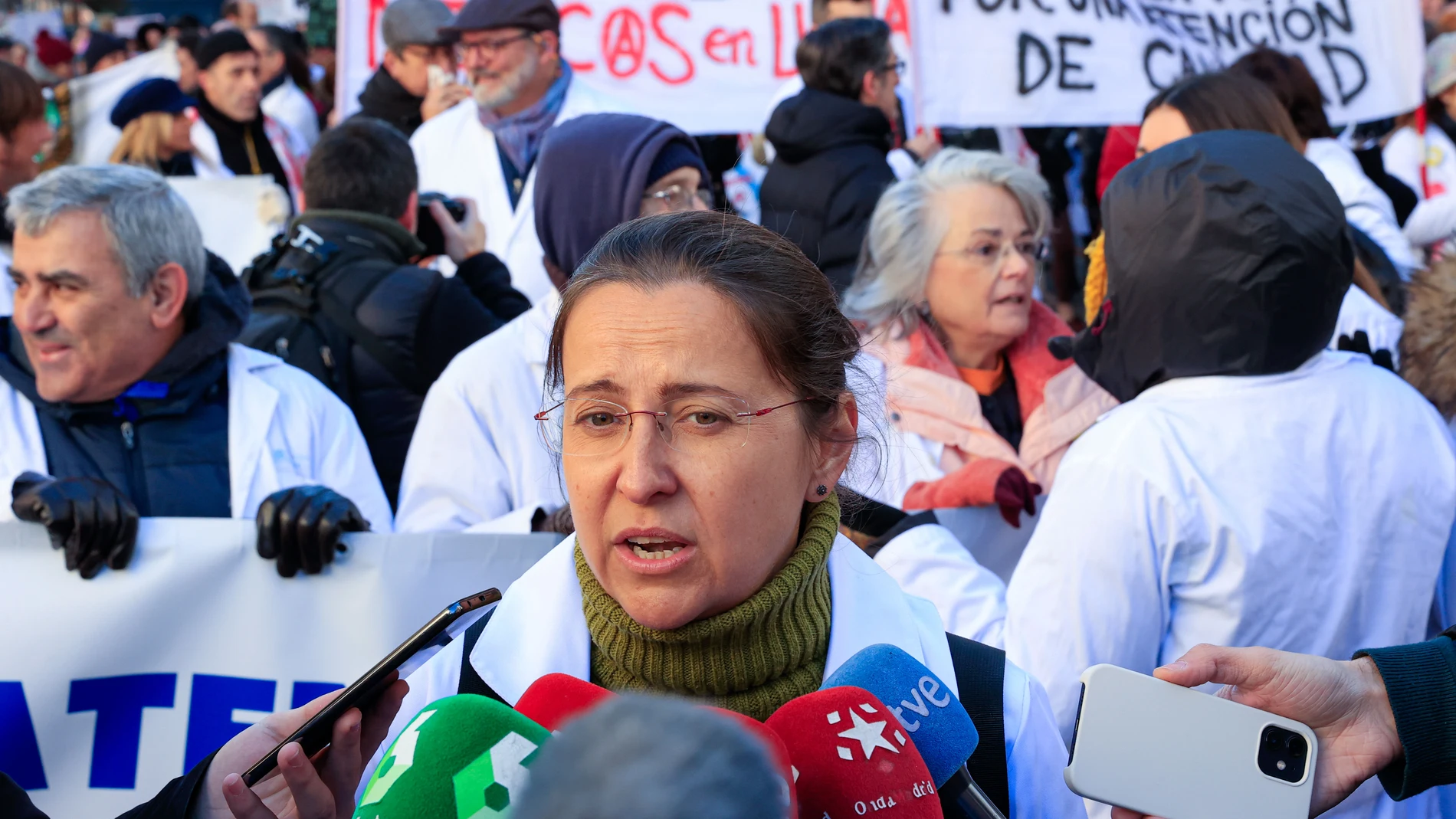 La secretaria general de Amyts, Ángela Hernández, atiende a la prensa durante una manifestación de médicos de familia y pediatras en Madrid