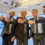(I-D) El presidente del Partido Popular de Cataluña y candidato a la Generalitat, Alejandro Fernández, el candidato del PP a la Alcaldía de Barcelona, Daniel Sirera, y el líder del Partido Popular, Alberto Núñez Feijóo.