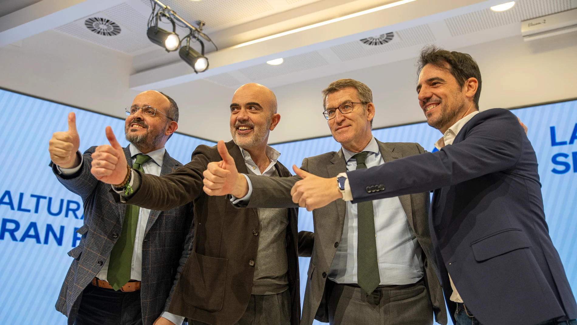 (I-D) El presidente del Partido Popular de Cataluña y candidato a la Generalitat, Alejandro Fernández, el candidato del PP a la Alcaldía de Barcelona, Daniel Sirera, y el líder del Partido Popular, Alberto Núñez Feijóo.