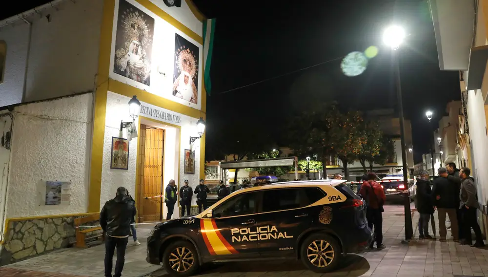 En la foto, exteriores de la Parroquia de San Isidro, en la que ha sido apuñalado al sacerdote Antonio Rodríguez, que ha resultado herido de gravedad y está ingresado en el hospital Punta de Europa en estado estable. EFE/A.Carrasco Ragel