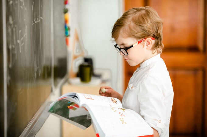Niños con gafas en la escuela