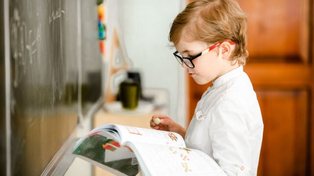 Niños con gafas en la escuela
