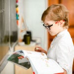 Niños con gafas en la escuela