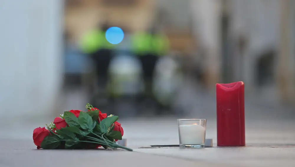 Velas y flores en la Plaza Alta. Nono Rico