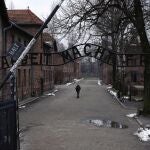 A pesar de la foto muchos visitantes pasan por alto la importancia de la frase en la entrada de Auschwitz