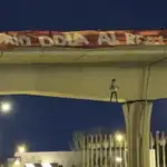 El muñeco de Vinicius "ahorcado" en un puente