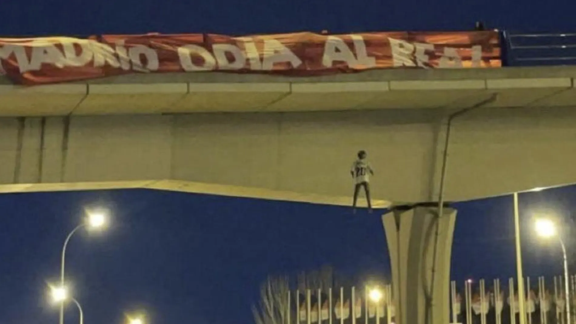 El muñeco de Vinicius "ahorcado" en un puente