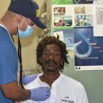 Elvis Francois, náufrago rescatado, siendo atendido por miembros de la Armada Colombiana