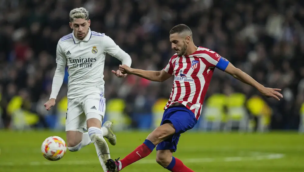 Koke disputa un balón ante Valderde en el derbi copero