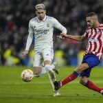 Koke disputa un balón ante Valderde en el derbi copero
