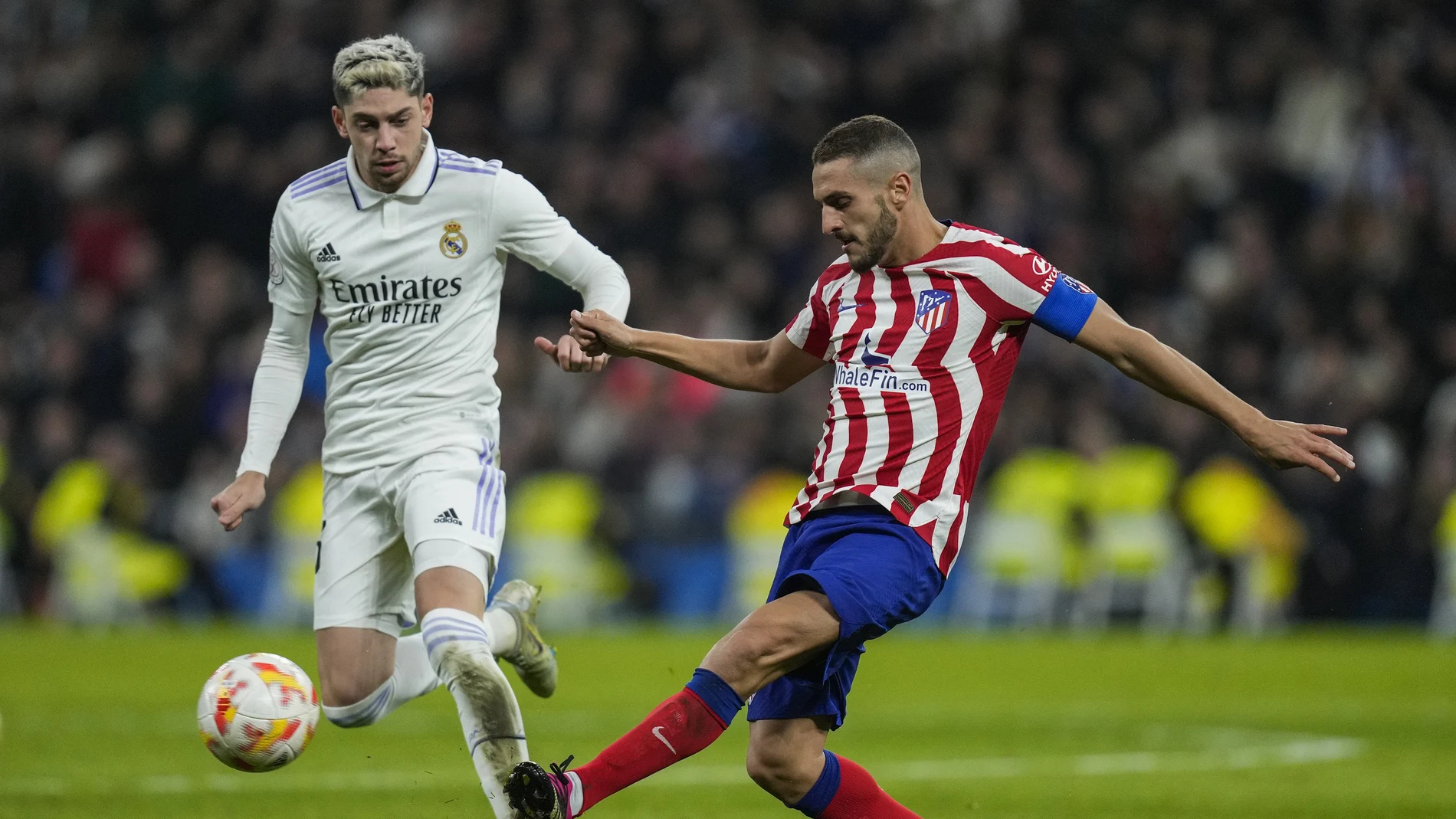 Koke disputa un balón ante Valderde en el derbi copero