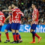 Los jugadores del Atlético de Madrid hablan con el árbitro César Soto (i) durante el partido del jueves, en el estadio Santiago Bernabéu, al Real Madrid y al Atlético de Madrid en cuartos de final de la Copa del Rey. EFE/ Rodrigo Jimenez