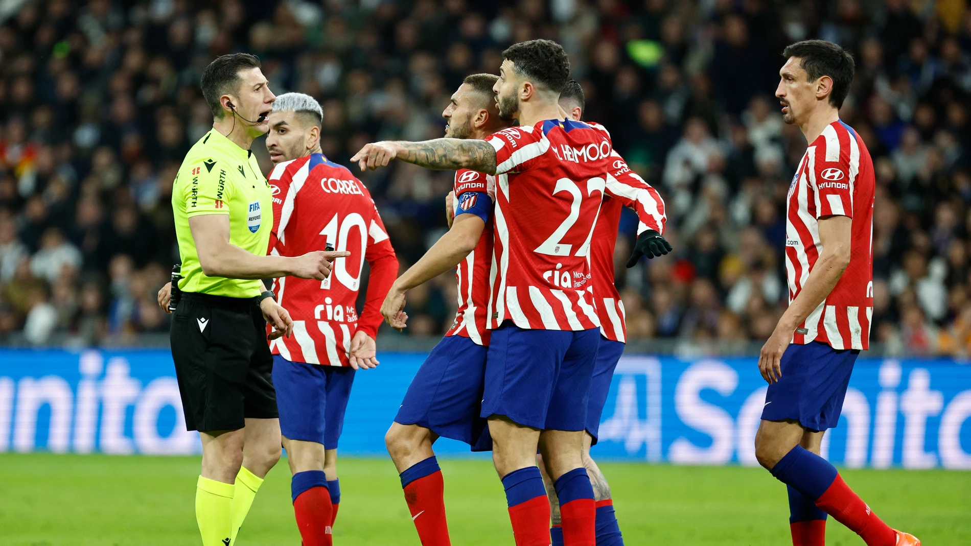 Los jugadores del Atlético de Madrid hablan con el árbitro César Soto (i) durante el partido del jueves, en el estadio Santiago Bernabéu, al Real Madrid y al Atlético de Madrid en cuartos de final de la Copa del Rey. EFE/ Rodrigo Jimenez